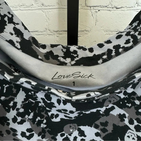 Torrid Lovesick Black and Gray Skeleton Camo Shirt Size 1X - Picture 5 of 6